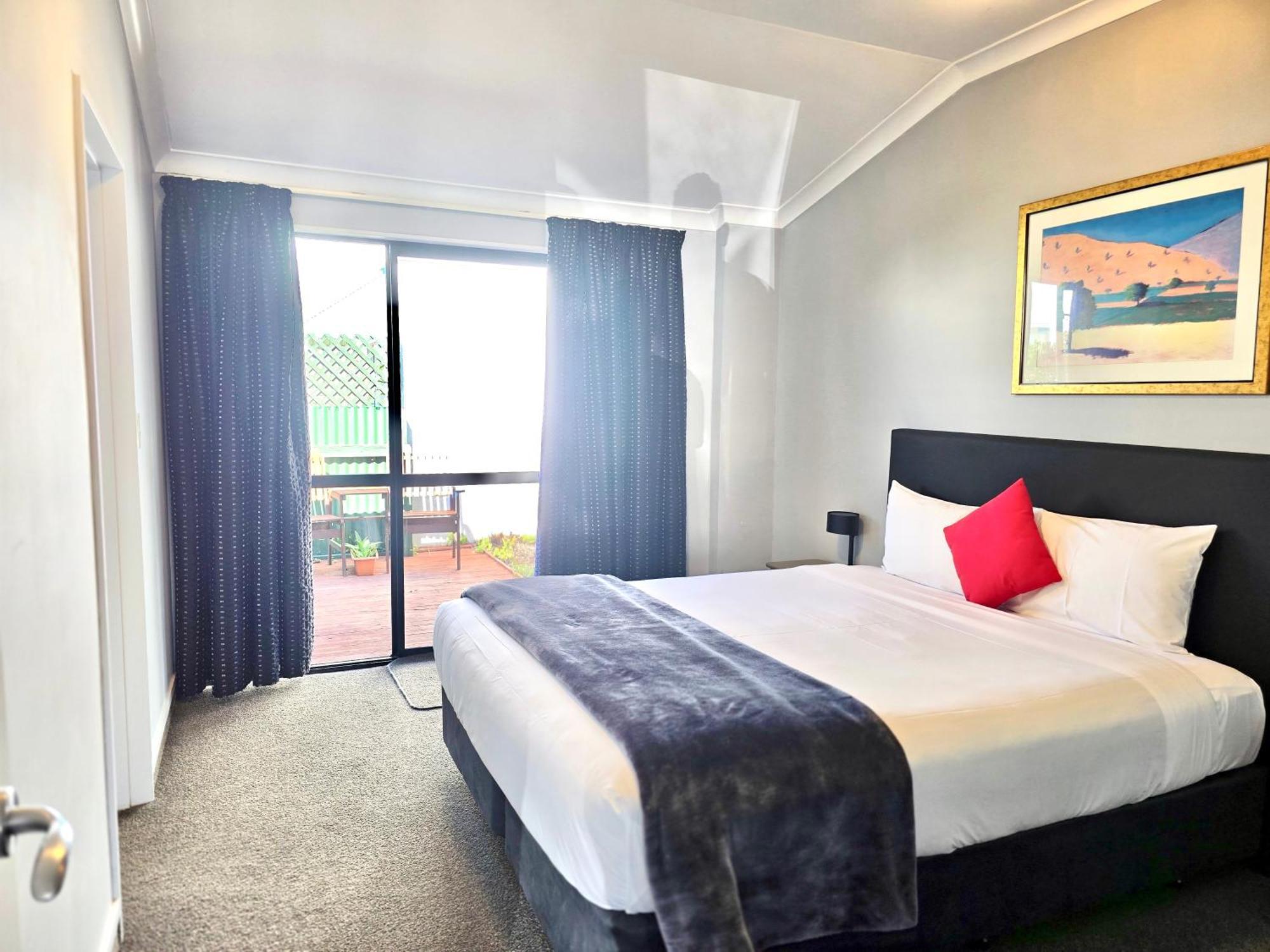 The Rocks Motel 4*