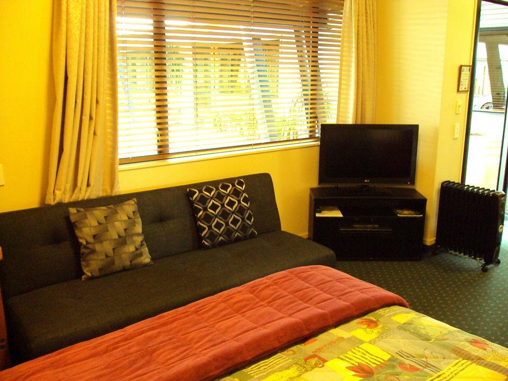The Rocks 4*